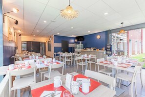 Tägliches Frühstücksbuffet (13.9 EUR pro Person)