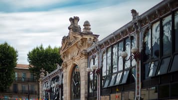 Un edificio storico con architettura elaborata, ampie finestre ed elementi decorativi.