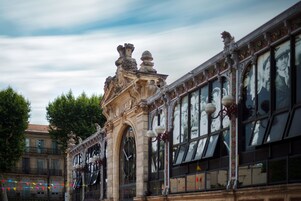 Un edificio histórico con arquitectura ornamentada, ventanas grandes y detalles decorativos.
