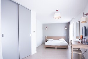 高级开间 | 办公桌、遮光窗帘、隔音、熨斗/熨板