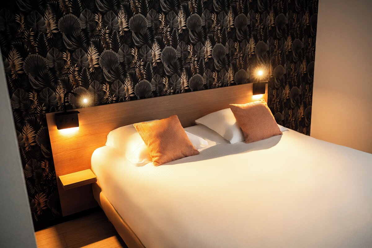 Double Occupancy | Desk, blackout curtains, soundproofing, iron/ironing board (on request)