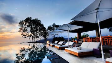 Piscine extérieure, parasols de plage, chaises longues