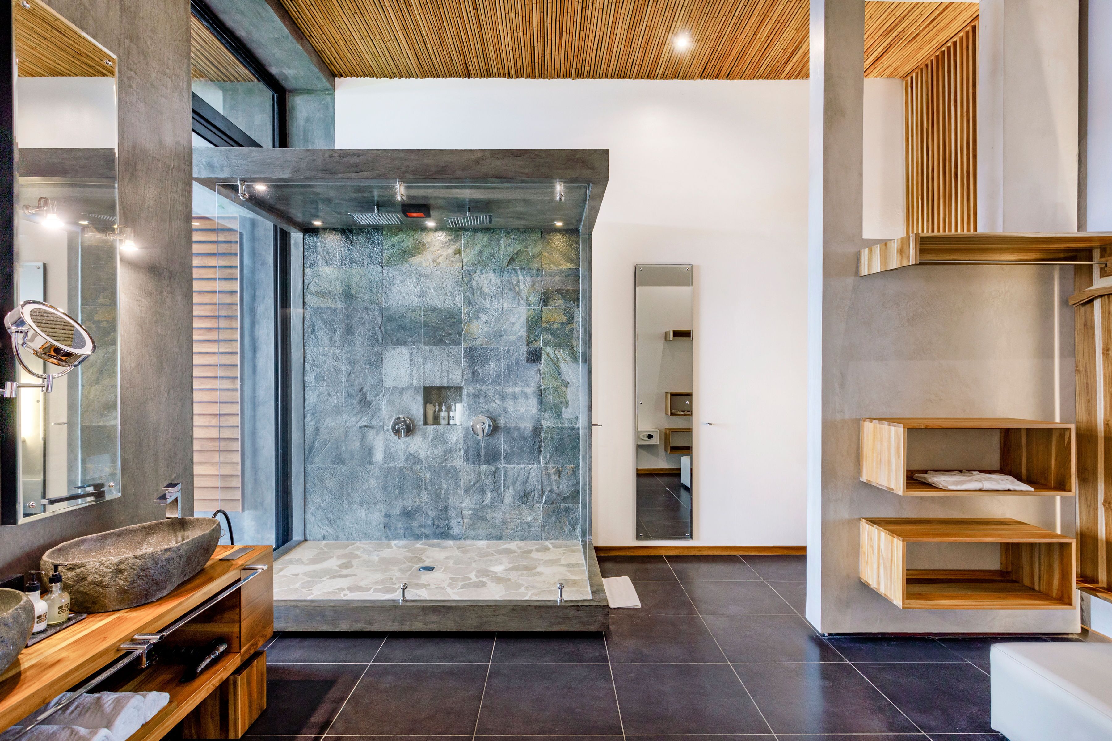 Suite junior | Baño | Regadera, regadera tipo lluvia, batas, pantuflas 