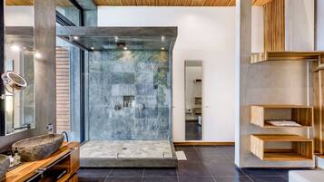 Suite junior | Baño | Regadera, regadera tipo lluvia, batas, pantuflas
