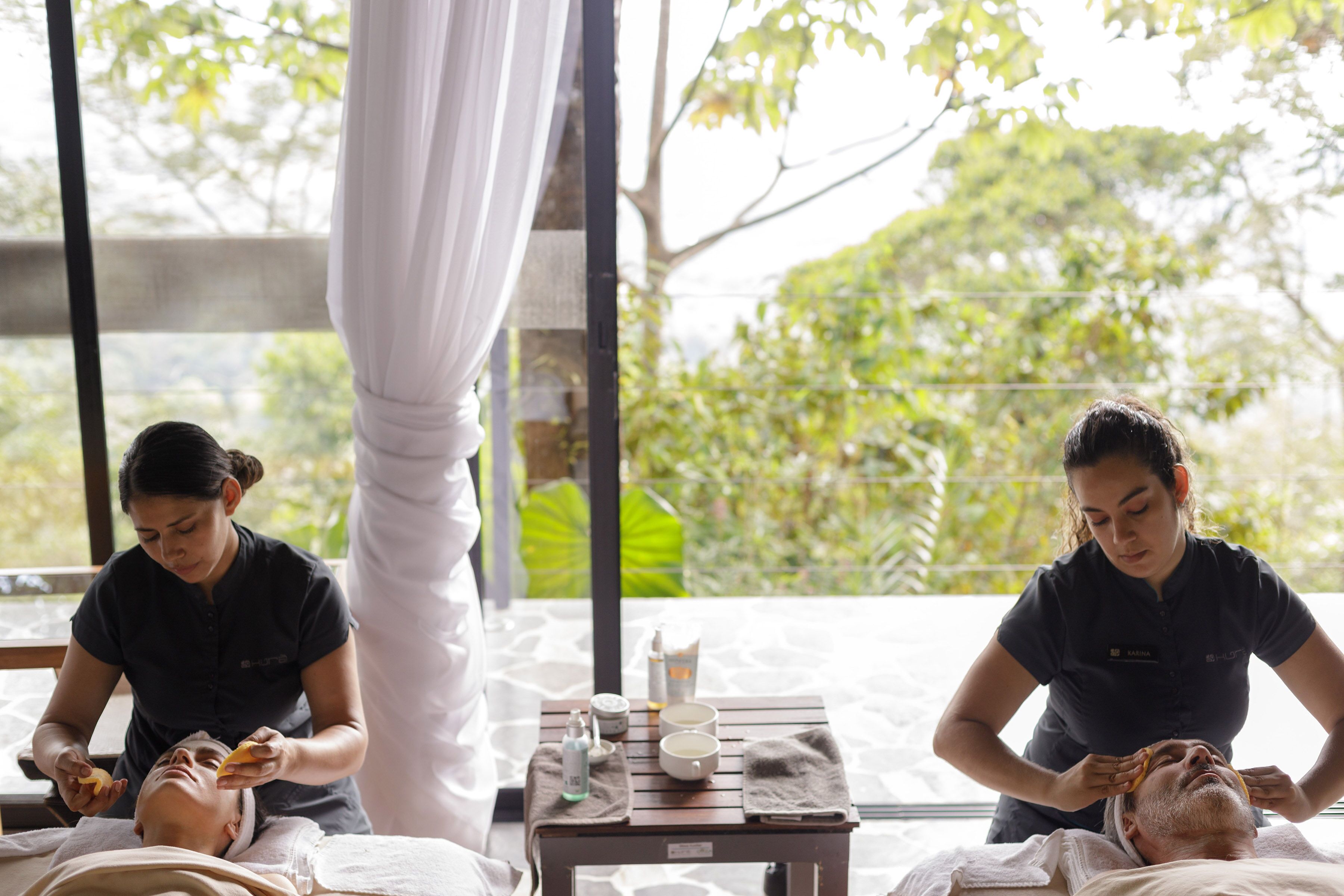 Un spa con dos terapeutas atendiendo a clientes.