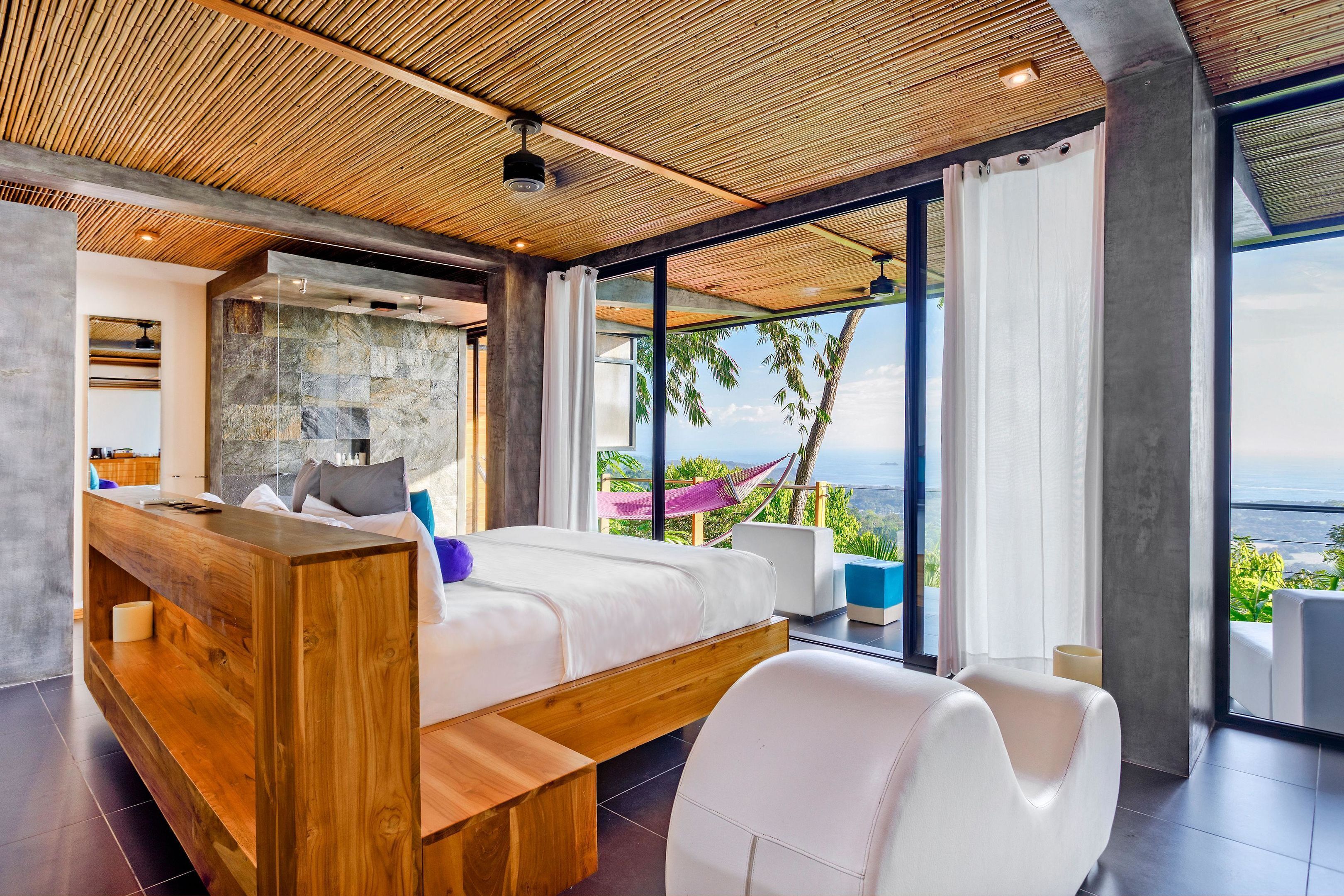 ห้องลักซ์ชัวรี่ | เครื่องนอนระดับพรีเมียม, มินิบาร์, ตู้นิรภัยในห้องพัก, ห้องเก็บเสียง