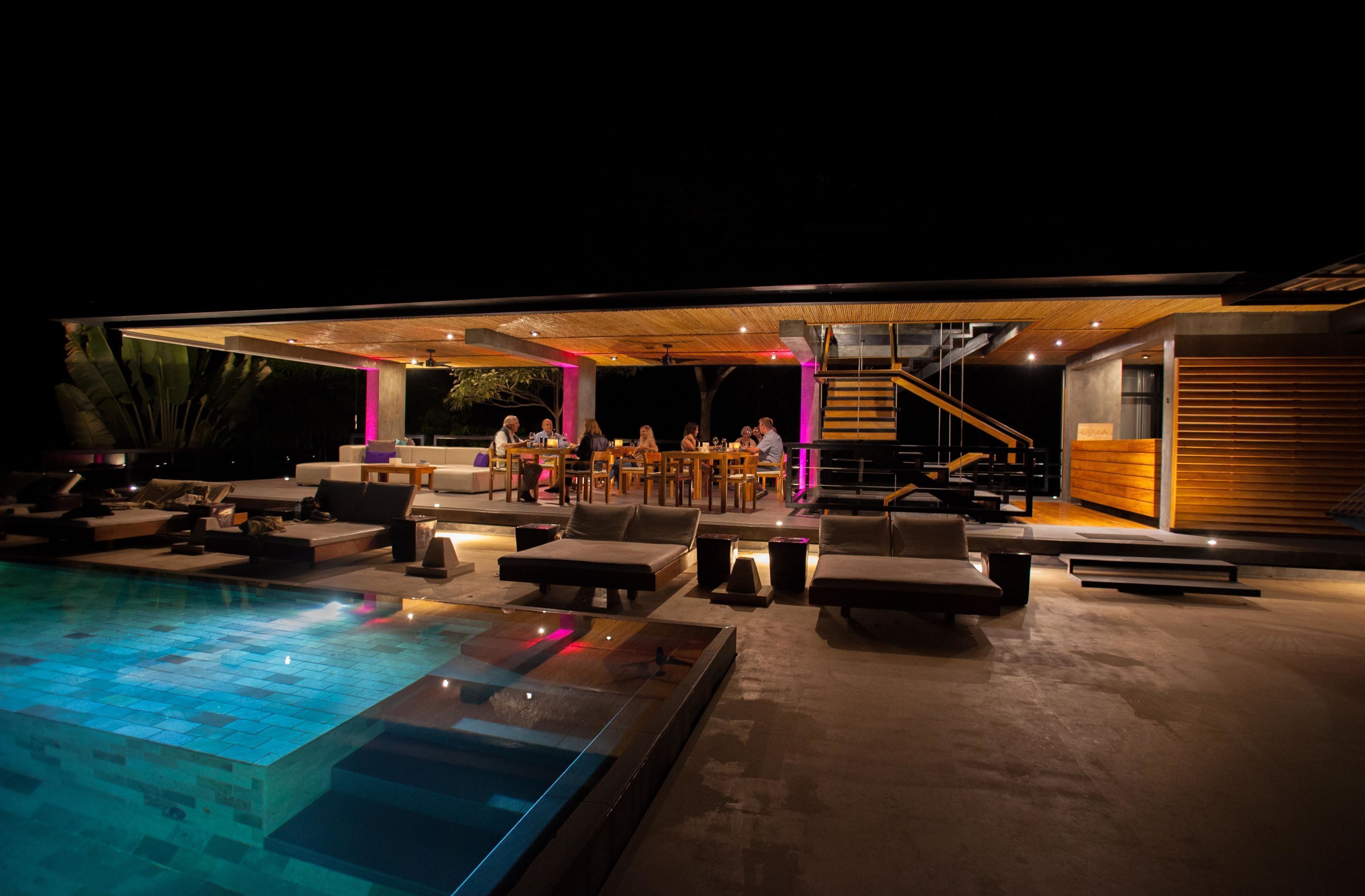 Utendørsbasseng, bassengparasoller og solsenger