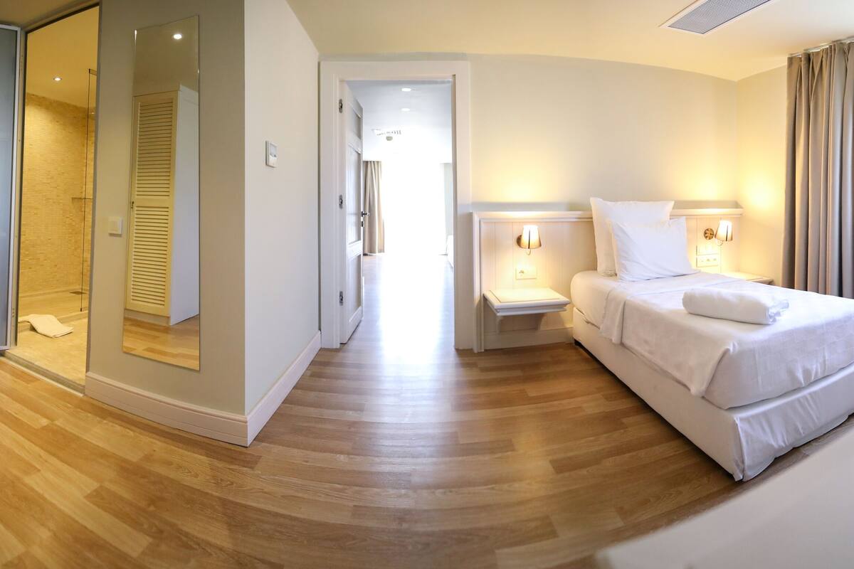 family room | 1 bedroom, minibar, in-room safe, soundproofing