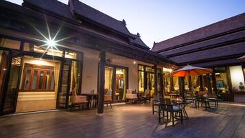 Breakfast, lunch, dinner served; garden views