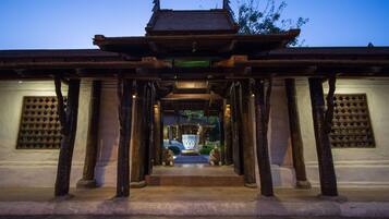 Pintu masuk properti