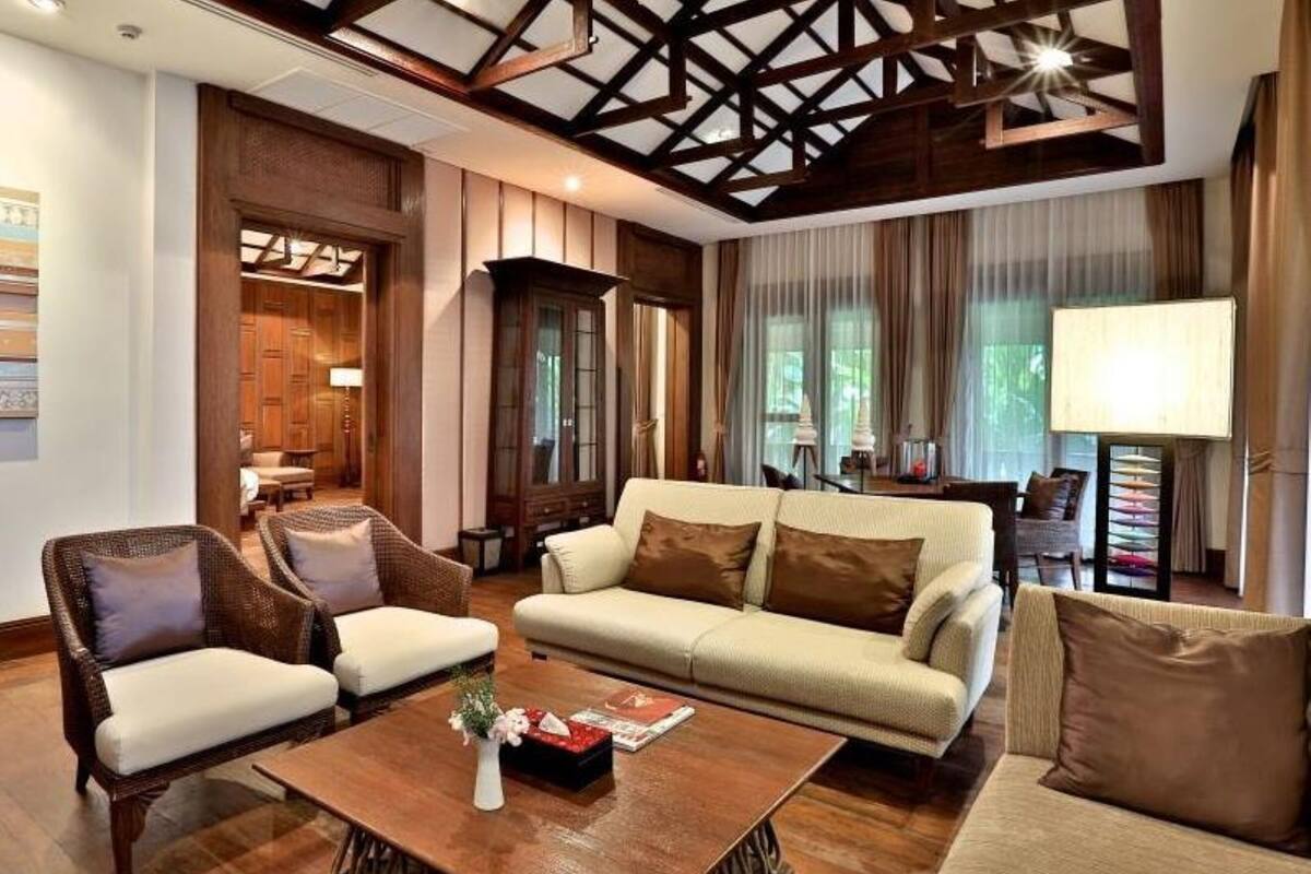 Executive Suite | Living room | TV