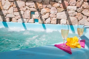 Outdoor spa tub -  Iliada Odysseas Resort (Santorini)