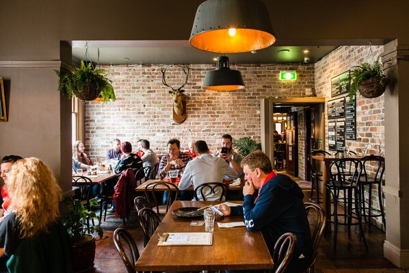 Déjeuner et dîner servis sur place