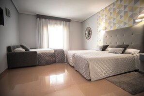 Double Room (+ extra bed) | Minibar, in-room safe, desk, blackout drapes - Hotel Las Moradas (Ávila)