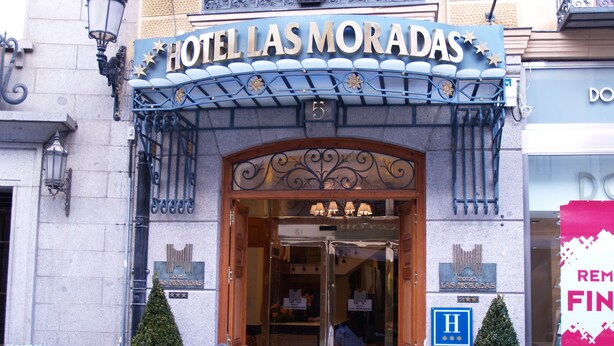 The entrance of Hotel Las Moradas with a classic design, including a wrought iron gate and decorative elements. - Hotel Las Moradas (Ávila)
