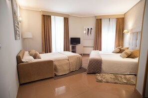 Kahden hengen huone (+ extra bed) | Minibaari, tallelokero huoneessa, työpöytä, pimennysverhot