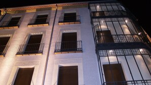 A multi-story building with balconies and large windows. - Hotel Las Moradas (Ávila)