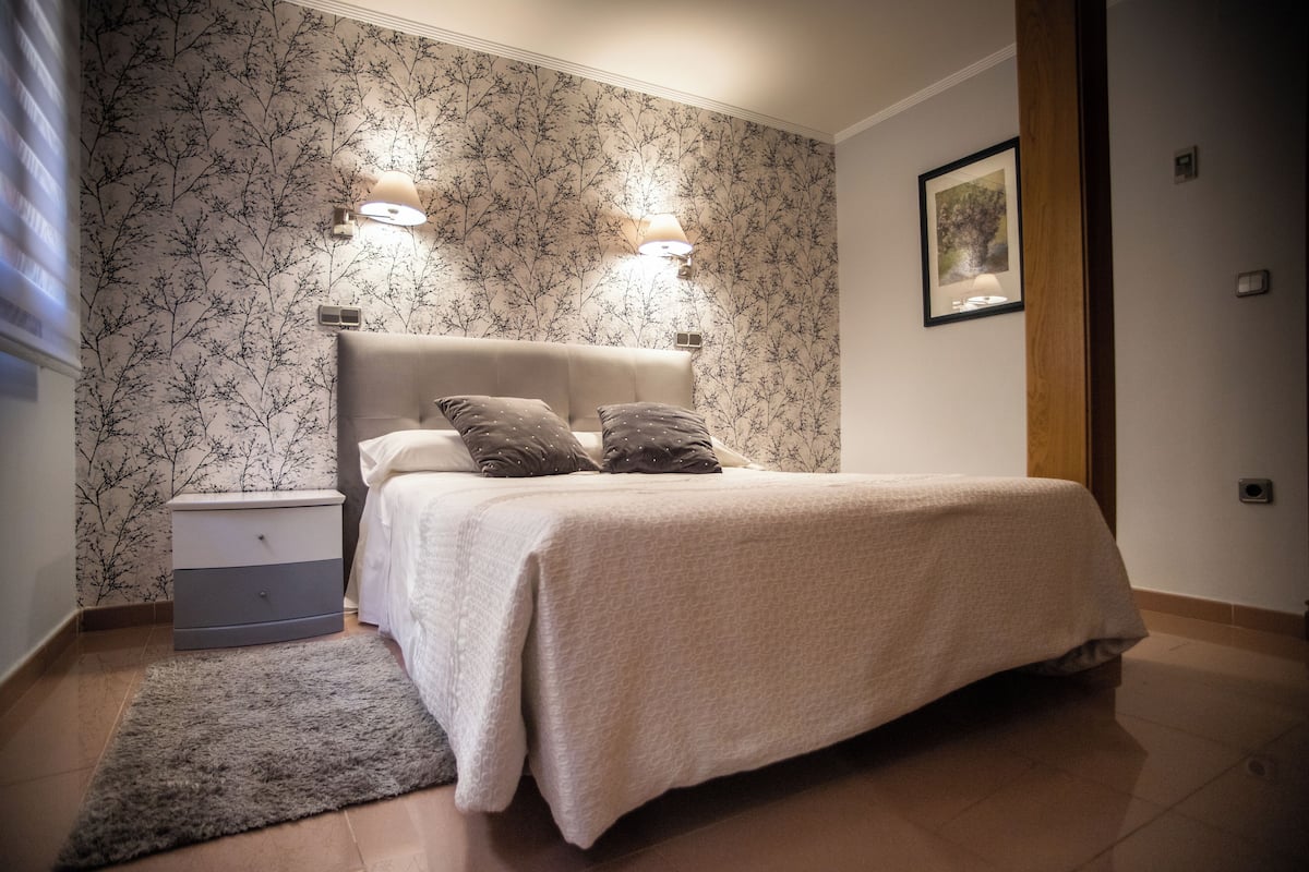 Minibar, coffres-forts dans les chambres, bureau, rideaux occultants