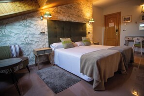 Standard Penthouse, 1 Bedroom | Minibar, in-room safe, desk, blackout drapes - Hotel Las Moradas (Ávila)