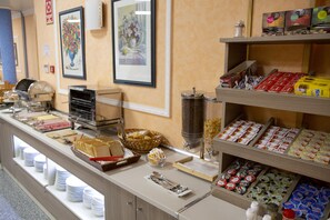 Petit déjeuner buffet (9 EUR par personne)