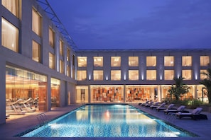 Outdoor pool - Courtyard by Marriott Kochi Airport (Aluva)