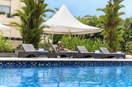 Una piscina al aire libre