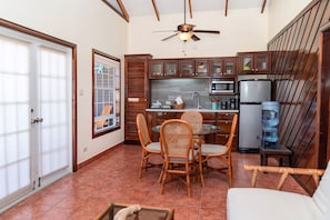 Sea View Villa | Essbereich im Zimmer