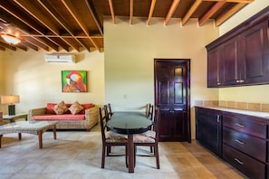 One Bedroom plus Den Garden View Villa | Repas dans la chambre