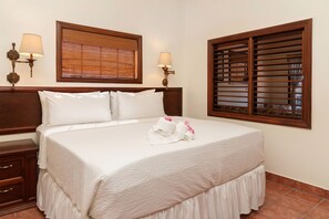 Pool View Villa | 객실 내 금고, 각각 다른 스타일의 인테리어, 각각 다르게 가구 비치, 다리미/다리미판