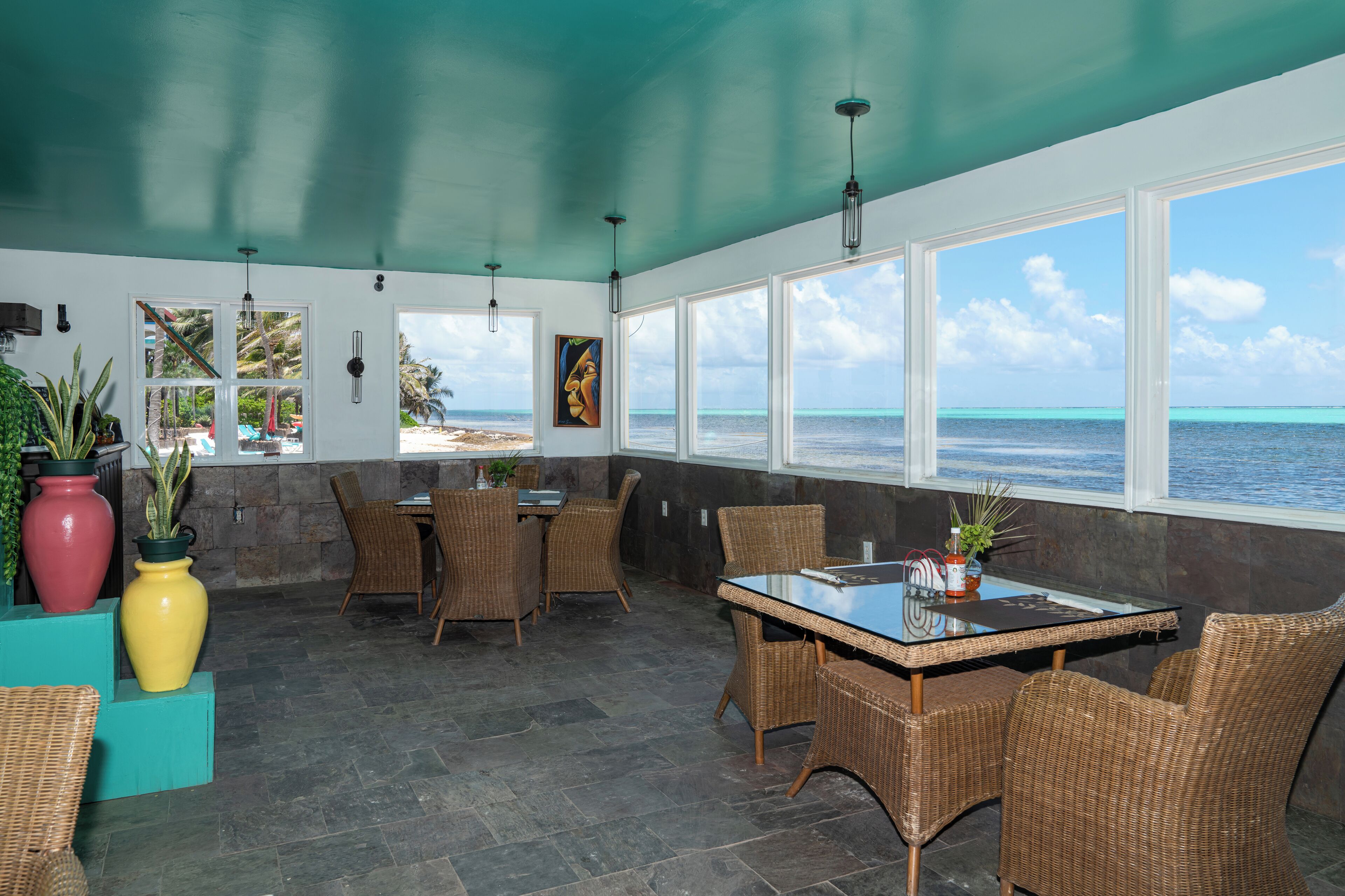 Ofereix vistes a la platja i s'hi serveixen esmorzars, dinars i sopars 