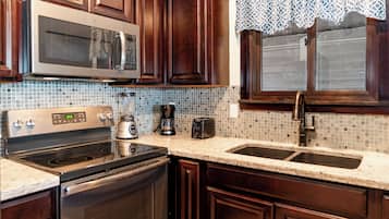 Biệt thự dành cho gia đình, 2 phòng ngủ, quang cảnh vườn, khu vực vườn | Bếp riêng | Tủ lạnh, lò vi sóng, dụng cụ pha cà phê/trà