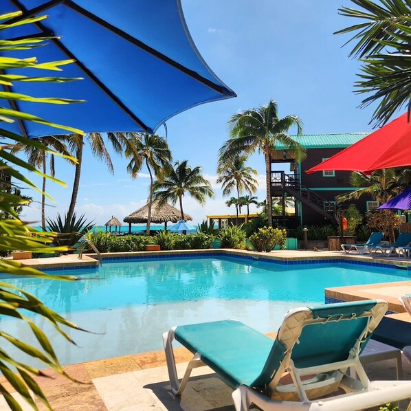 Pool View Villa | Caja de seguridad en la habitación y decoración personalizada 