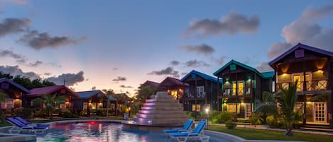 2 buitenzwembaden, parasols bij het zwembad en ligstoelen