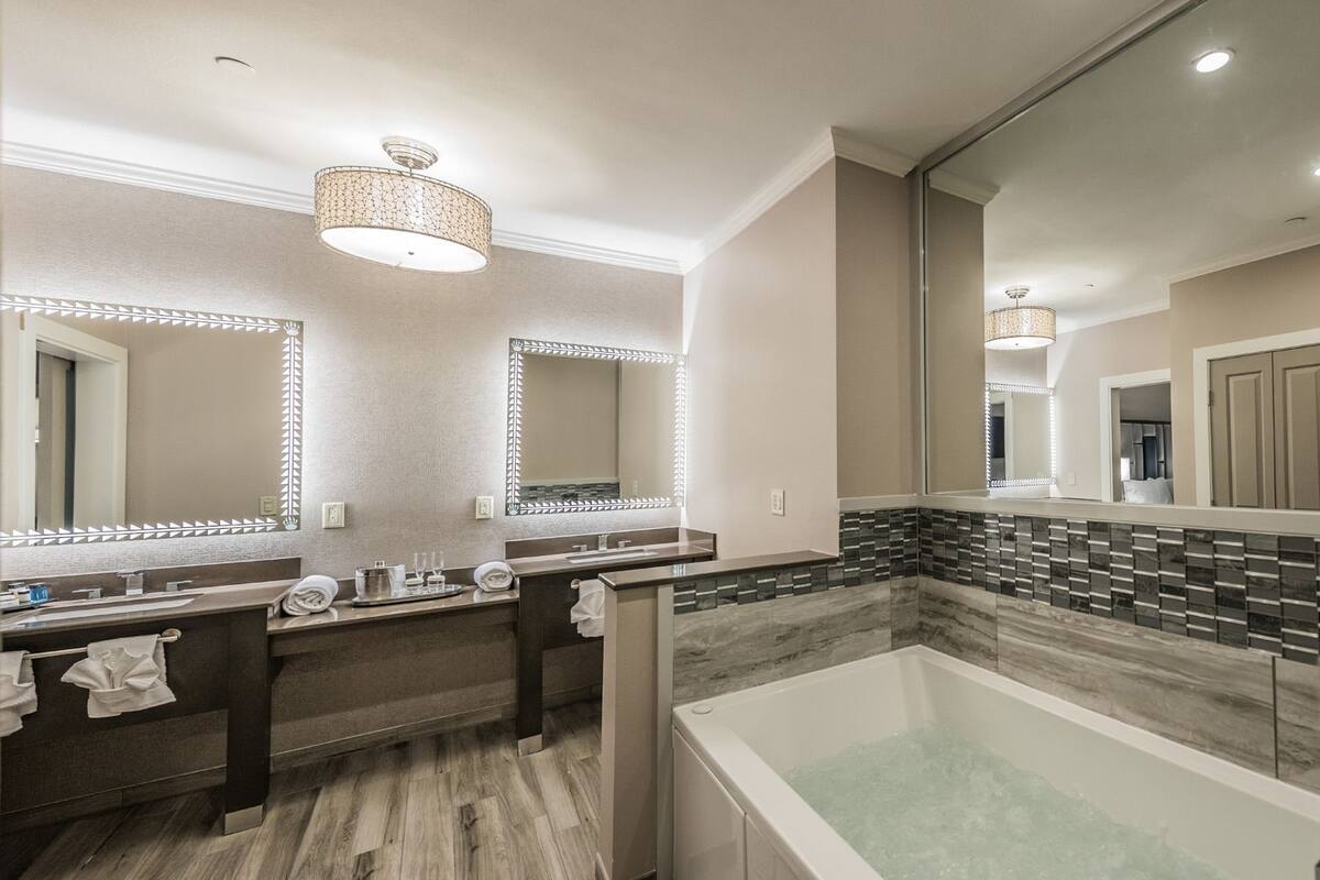 suite, 1 king bed, ocean view | bathroom | shower, free toiletries, hair dryer, towels