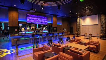 2 bares, 1 bar de deportes y 1 salón en el vestíbulo
