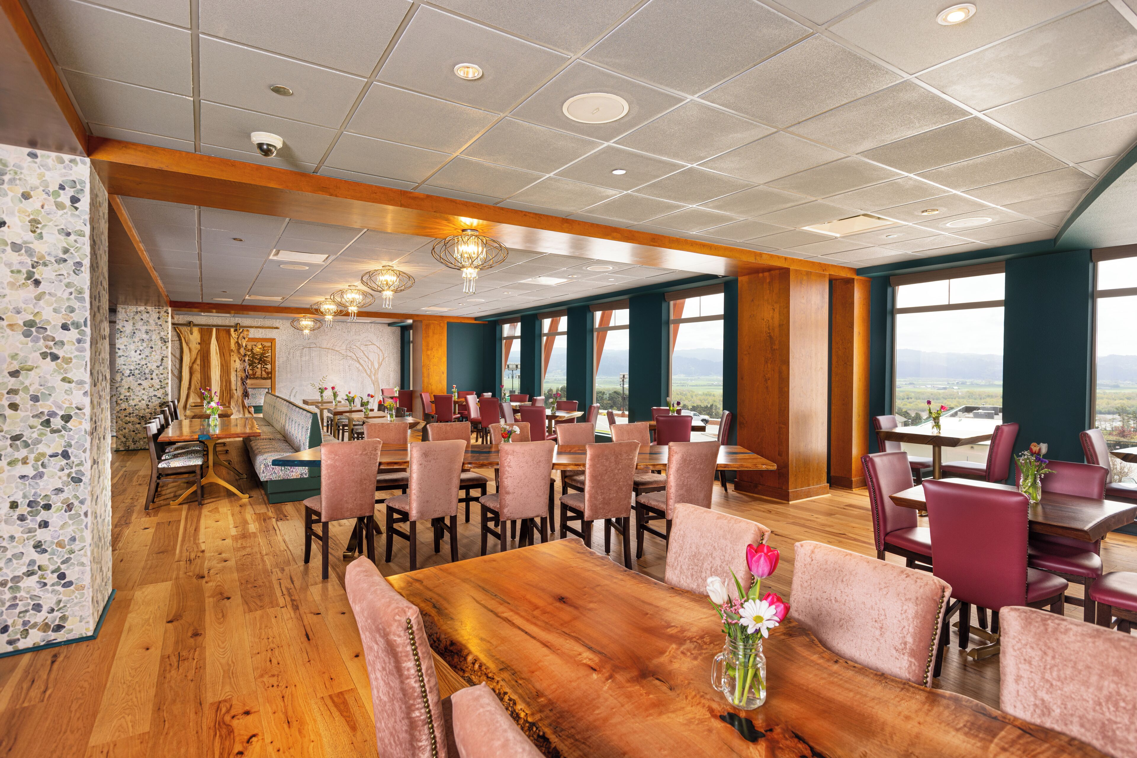 2 restaurants, breakfast, lunch, dinner served; american cuisine