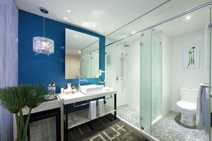 Shower, hair dryer, slippers, towels - Hotel Day Plus Tamsui (New Taipei City)
