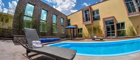 Piscina externa, funciona das 9h às 19h, guarda-sóis, espreguiçadeiras