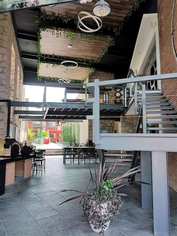 Breakfast, lunch and dinner served