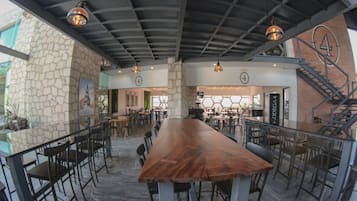 早餐,供應午餐和晚餐