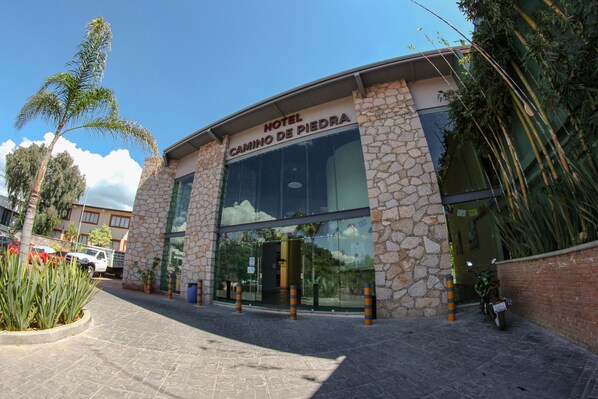 A stone building with a sign reading "Hotel Camino de Piedra".