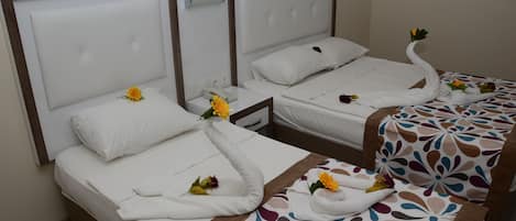 Italienske Frette-laken, dundyner, minibar (inkludert) og safe på rommet