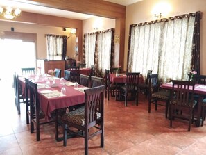 Breakfast, lunch, dinner served; international cuisine  - Berry Hills Resort (Ootacamund)