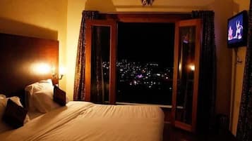 Deluxe Room | Desk, bed sheets
