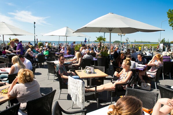 Breakfast, lunch, dinner served; French cuisine 