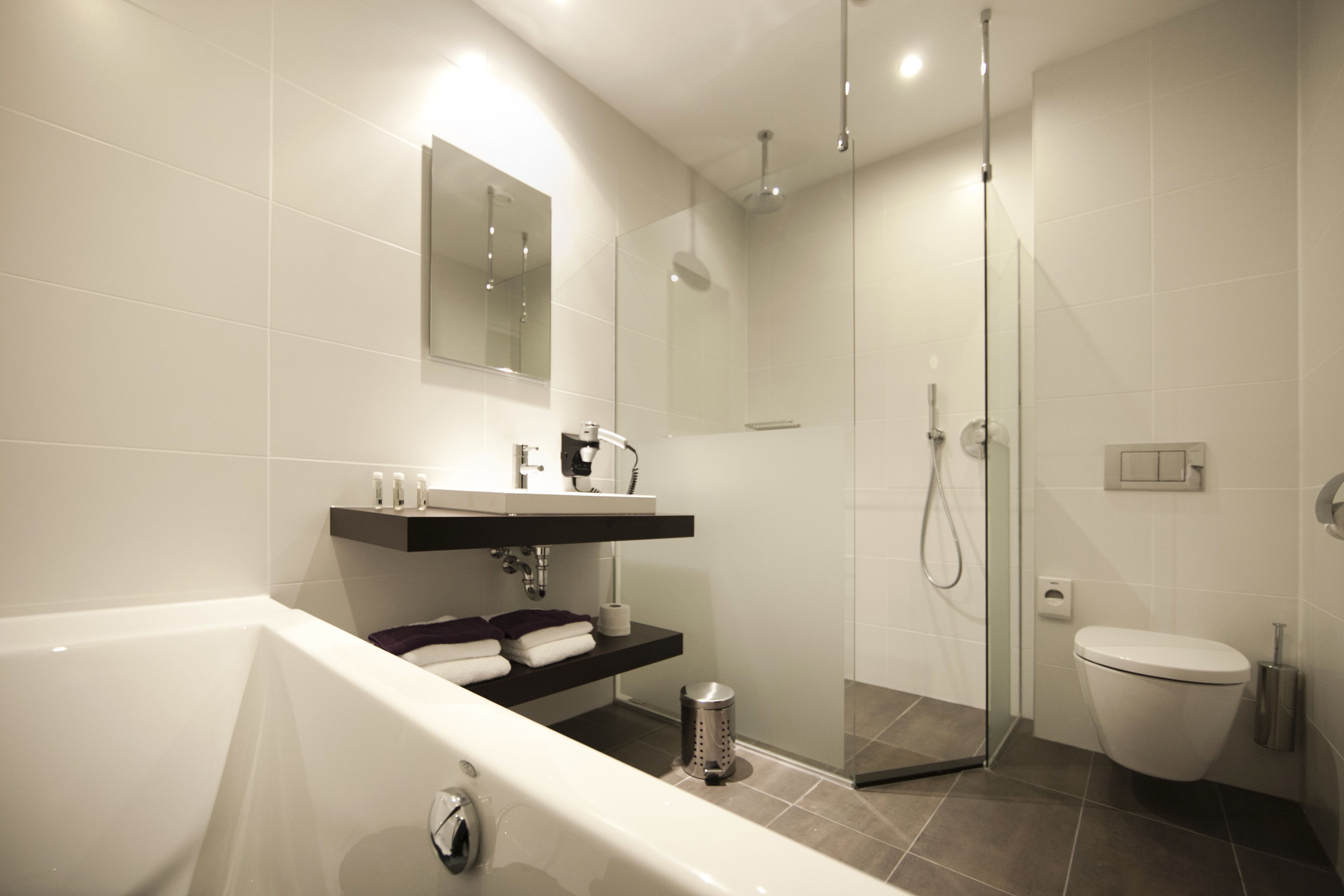 Deluxe Room | Bathroom | Combined shower/tub, free toiletries, towels