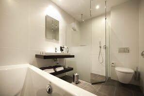 Habitació Deluxe | Bany | Combinació de dutxa i banyera i articles de tocador gratuïts 