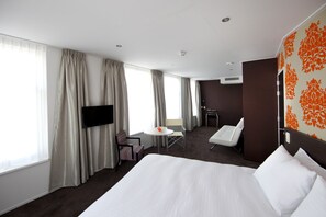 Family Room | Minibar, in-room safe, desk, iron/ironing board