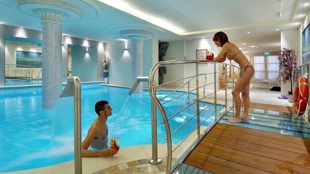 Indoor pool - Alexander Hotel Alpine Wellness Dolomites (Molveno)