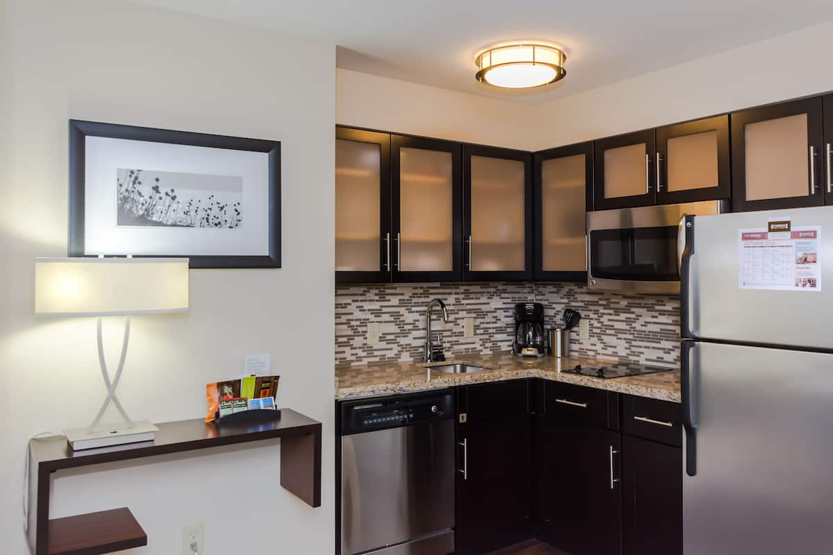 fridge, microwave, stovetop, dishwasher